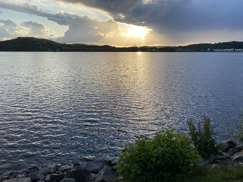 Molnig dag med lite solstrålar som spricker igenom på sjön Åsunden. 