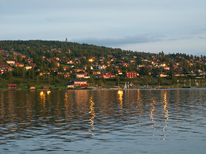 Röda hus nära vackra sjön Siljan.