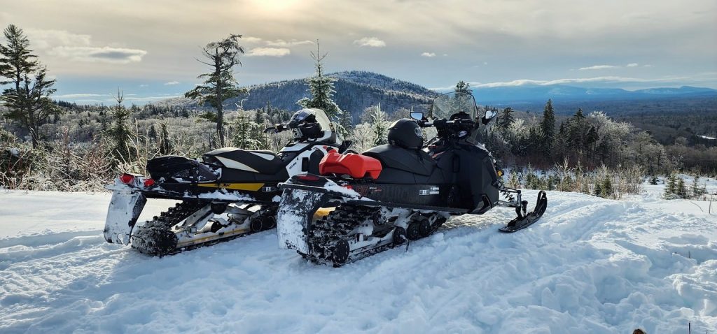 Snöskoter på fjäll.