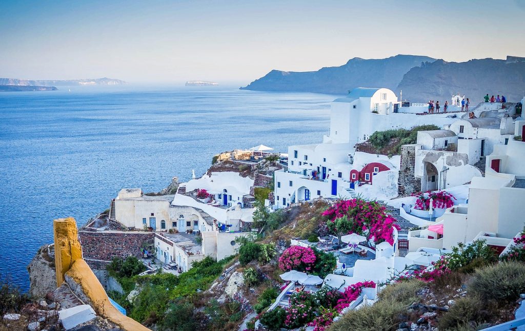 Santorini är en av alla fina öar i Grekland med hav och vackra hus