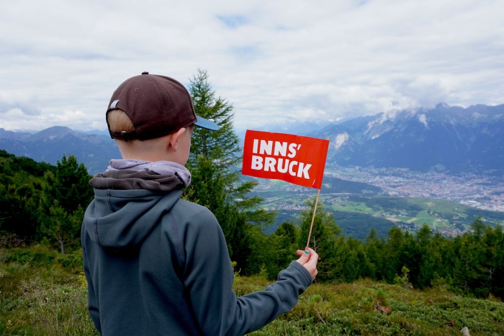 Utsikt över Innsbruck med flagga från en alptopp