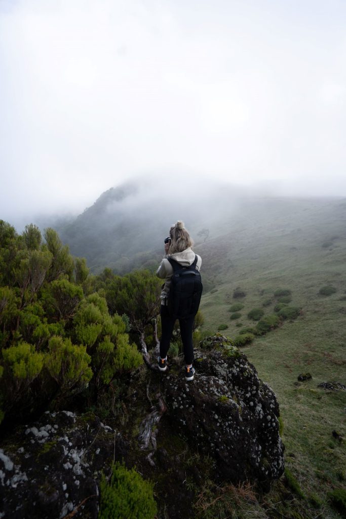 Person i dimmigt landskap på Madeira