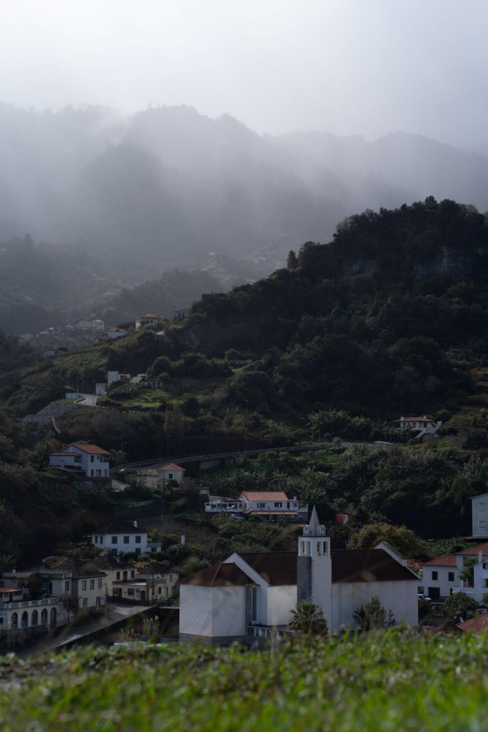 Hus och berg i dimma på Madeira