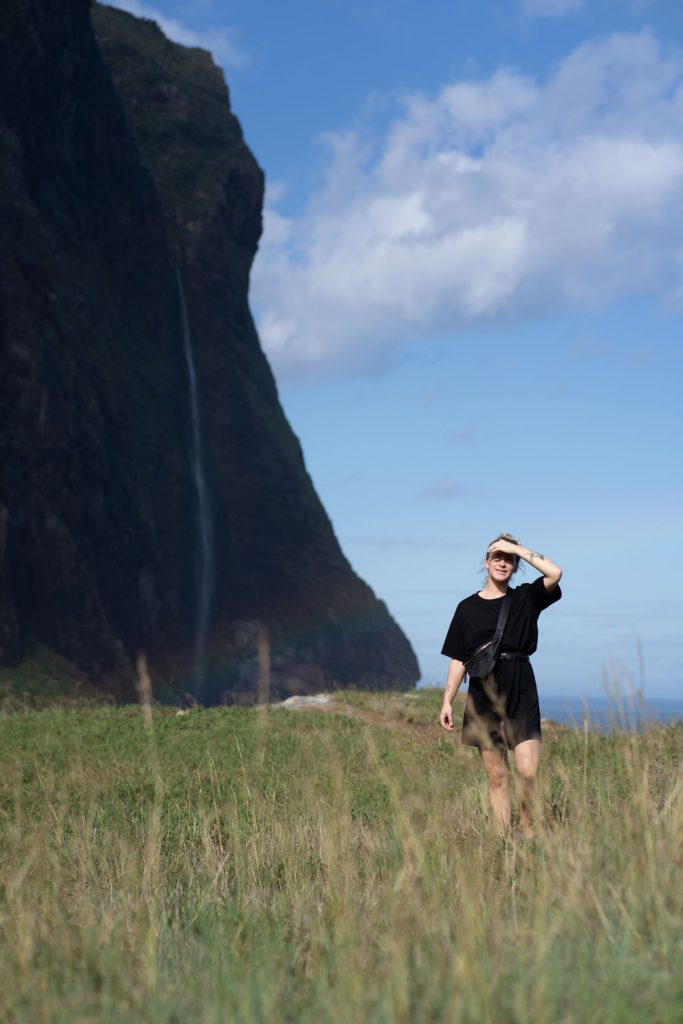 Person framför vattenfall på Madeira