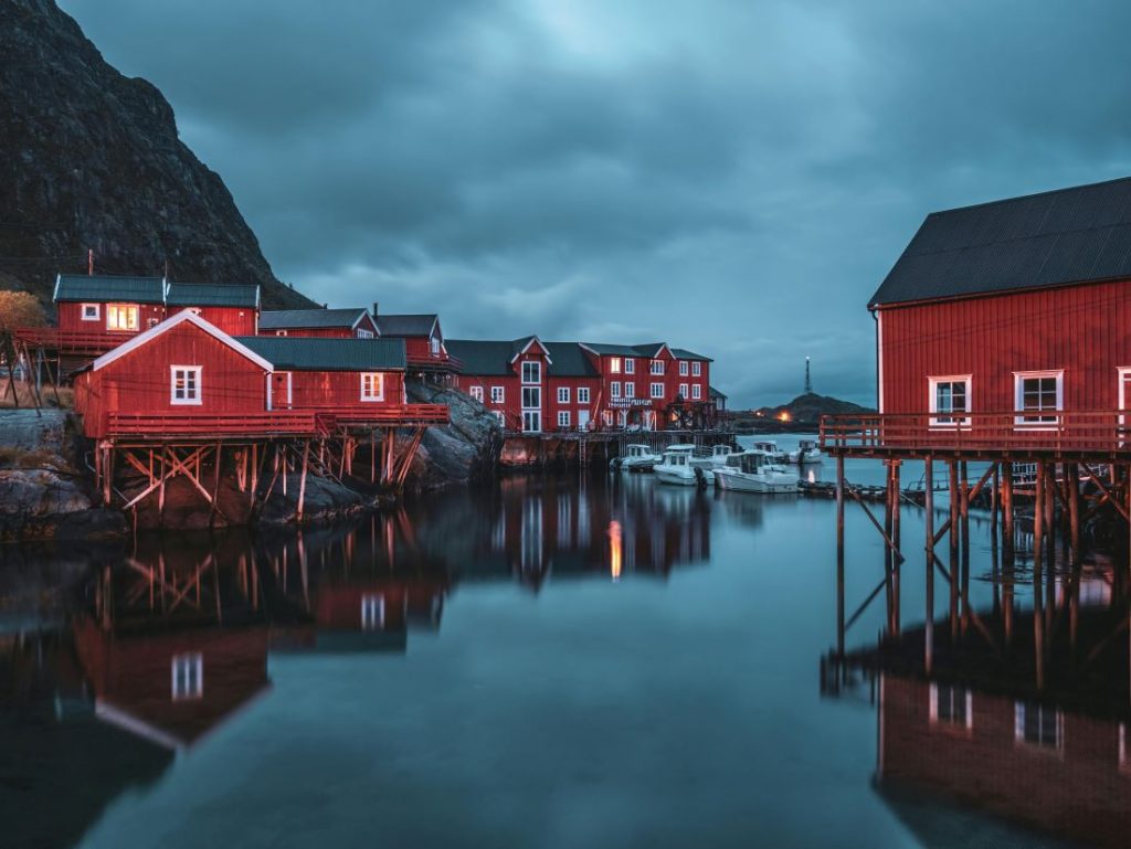 Röda fiskestugor vid fjorden i Å, Lofoten