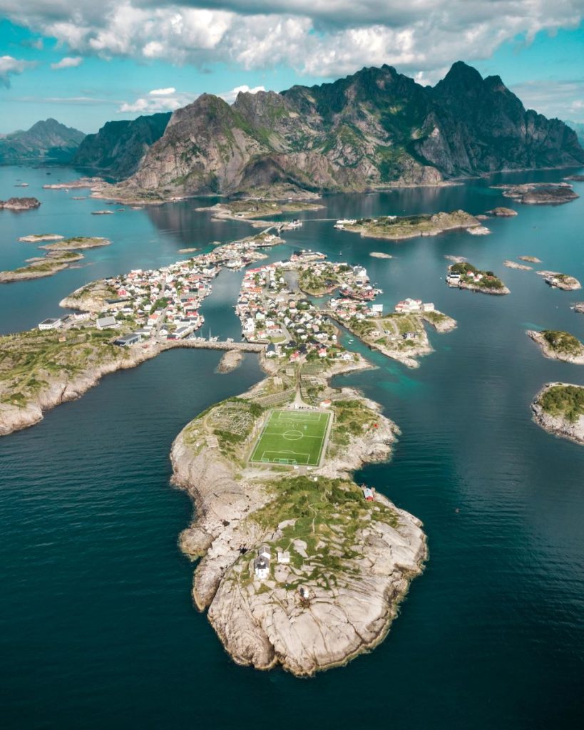 Mäktig vy över Henningsvær och den berömda fotbollsplanen i Lofoten