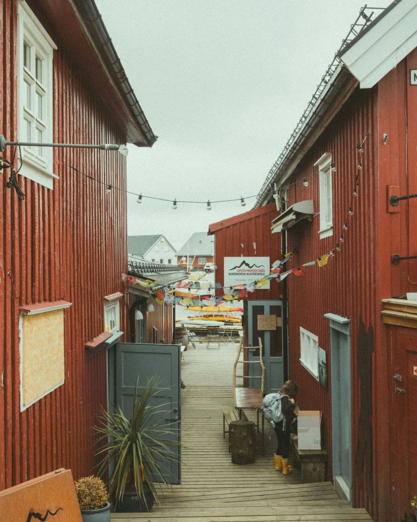 Fin liten gränd bland röda hus i Henningsvær i Lofoten