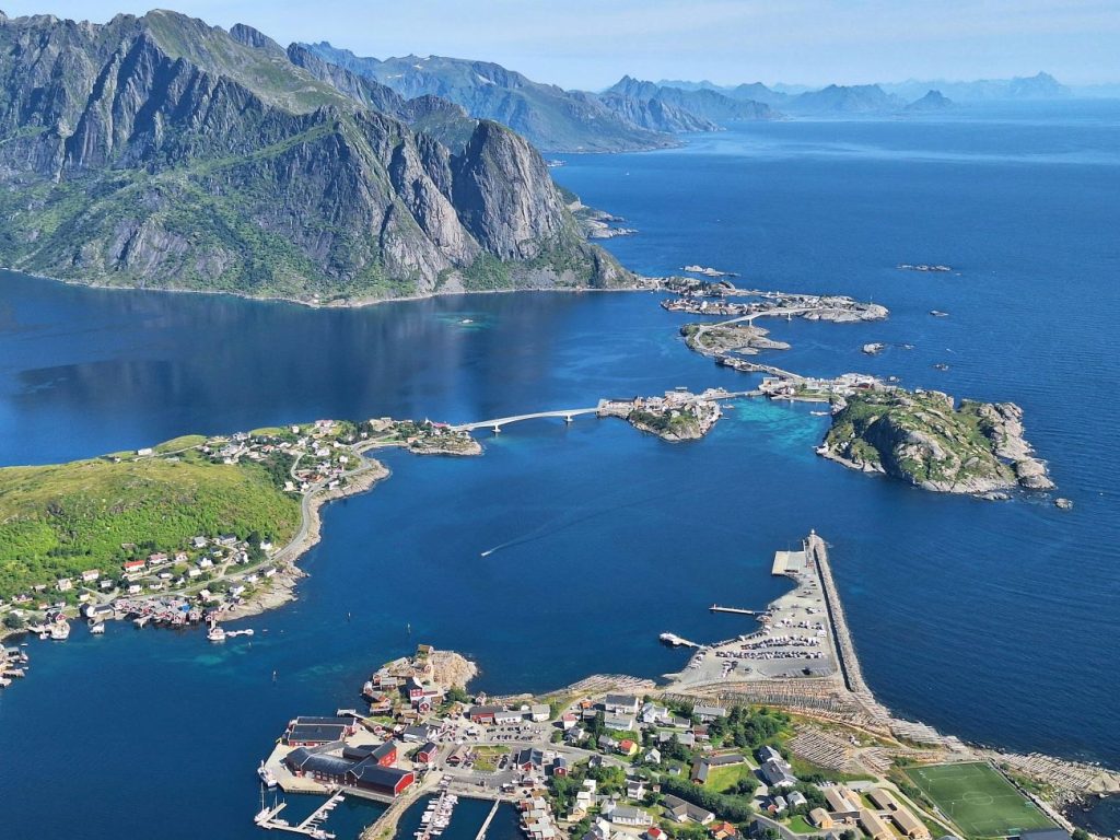 Vacker vy över hav, berg och stad i Lofoten