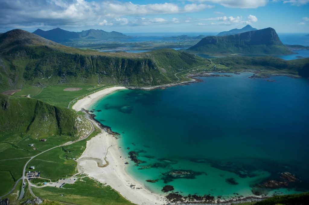 Vacker utsikt över Haukland strand med vit sand, turkost vatten och berg på Lofoten